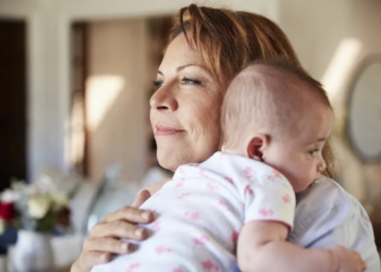 Saskia (58): ‘Mijn vrijheid was weg toen mijn dochter van 18 een baby kreeg.’