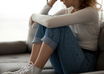 Anne: ” Ik schrok toen ik deze tas met kleding vond achter in de kast”