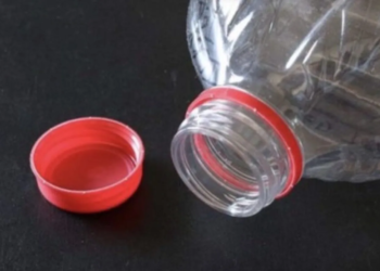Het mysterie van de plastic ring bij een flesje. Wij weten waarvoor dit dient!