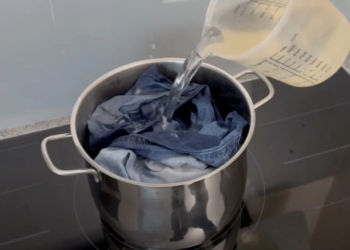 Kook je spijkerbroek 10 minuten en kijk wat er gebeurt (meteen proberen)