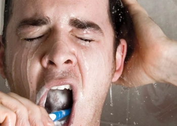 Tandartsen waarschuwen: “Poets nooit je tanden onder de douche!”