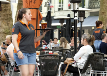 Een terrasje pakken? Dit is het minimale aan fooi wat er van je verwacht wordt!