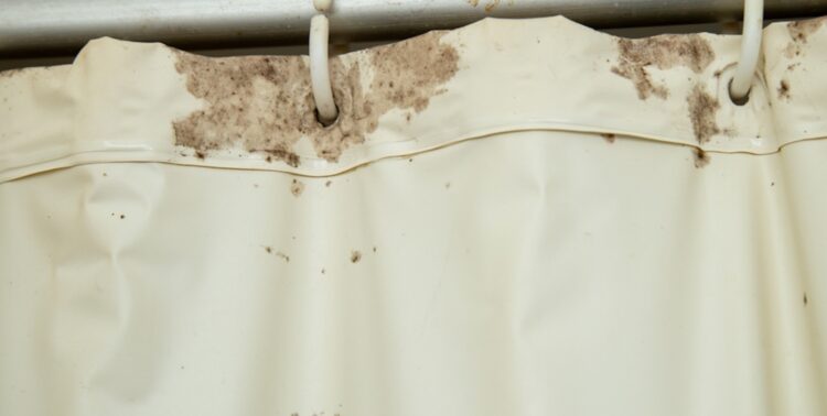 Ik heb alle gordijnen in huis in 3 uur wit gewassen en dit is hoe je het moet doen!