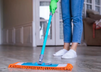 Ontdek nu de reden waarom je beter niet met warm water kunt dweilen