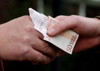 Je schoonmaker of thuiskapper contant betalen is om meerdere redenen risicovol