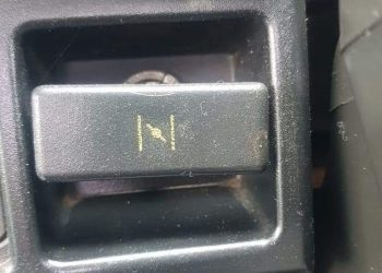 Herinner jij je dit? Het mysterieuze onderdeel dat veel auto’s vroeger hadden!