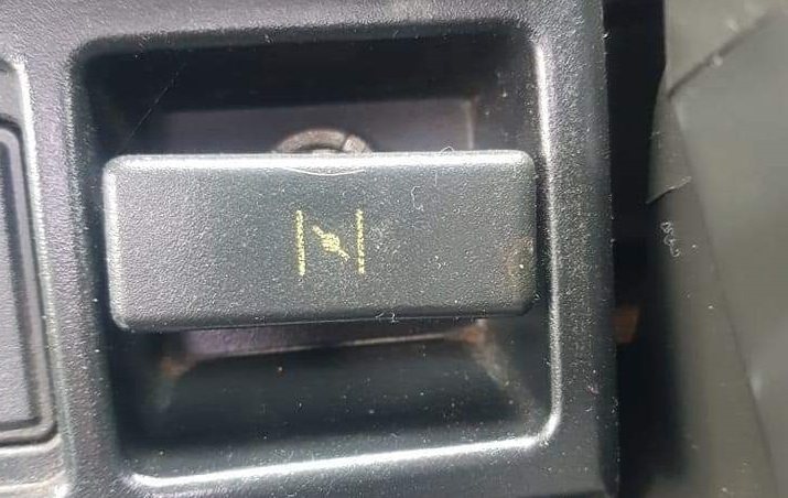 Herinner jij je dit? Het mysterieuze onderdeel dat veel auto’s vroeger hadden!