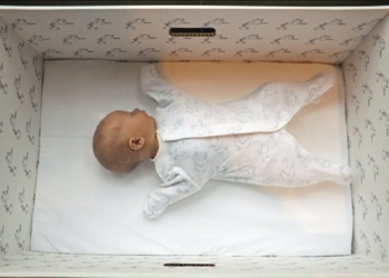 Finse baby’s slapen in kartonnen dozen: ontdek de verrassende redenen!