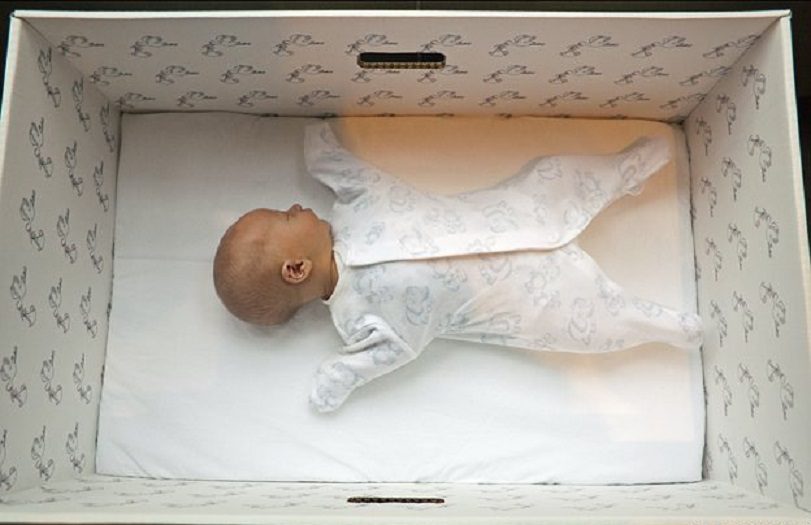 Finse baby’s slapen in kartonnen dozen: ontdek de verrassende redenen!