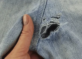 Zó repareer je het gat bij het kruis van je broek (super makkelijk)