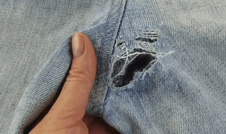 Zó repareer je het gat bij het kruis van je broek (super makkelijk)