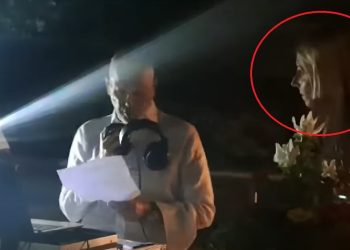 Deze verdrietige bruidegom dumpt vreemdgaande verloofde voor ogen van 200 gasten