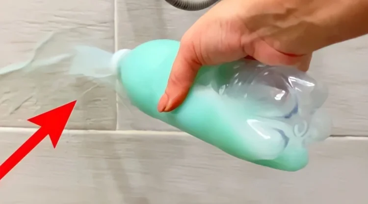 Schimmel of kalk in de badkamer verdwijnen als sneeuw voor de zon met dit goedje (je hebt het vast in huis!)