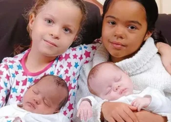 Vrouw bevalt voor de tweede keer van een tweeling in verschillende kleuren