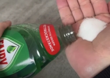 Dit gebeurt er wanneer je afwasmiddel met een beetje zout mengt (werkt echt)