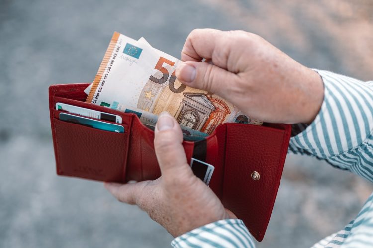 Dit is waarom het verdacht is als je vader of moeder alles ineens contant betaalt