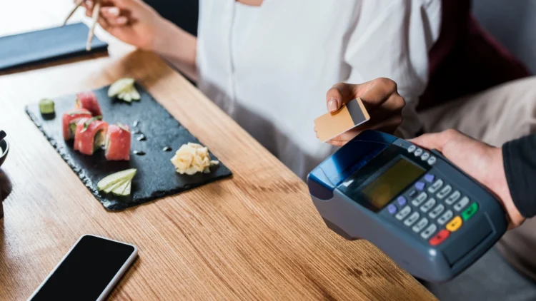 Hapje eten: Dit is wat de gemiddelde Nederlander kwijt is aan uit eten
