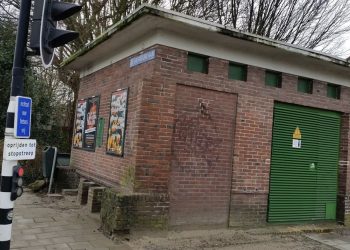 Hans (42) woont in een elektriciteitshuisje: “Ik vind het wel best zo.”