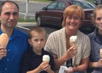 Vreemde neemt foto van gezin dat samen ijsje eet – krijgt dagen later sms die alles verandert