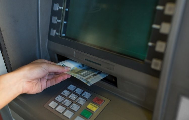 Deze bank brengt per direct torenhoge pinkosten in rekening