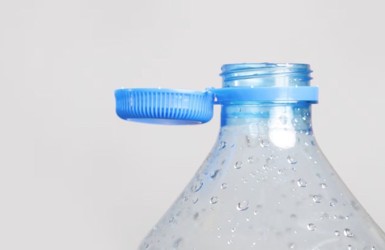 Oh nu snap ik het! Daarom zit de dop van de plastic flesjes vast aan de fles