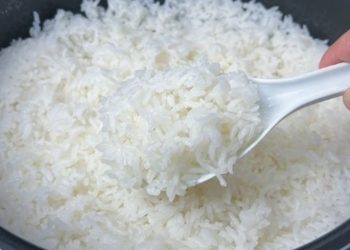 Gebruik geen normaal water om je rijst te koken, doe dit en je maakt het 100x lekkerder!