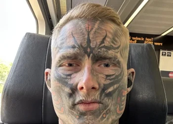 Tristan (26) is voor 95% bedekt met tatoeages – Zó zag hij er 2 jaar geleden uit