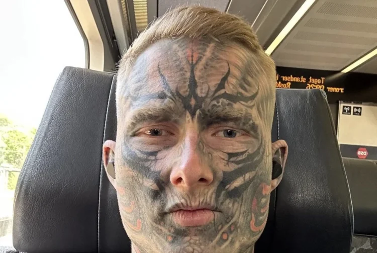Tristan (26) is voor 95% bedekt met tatoeages – Zó zag hij er 2 jaar geleden uit
