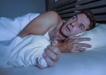 Krijg jij wel eens een schok wanneer je in slaap valt? Dít is wat het betekent!