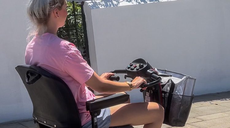 Henk: ‘Een scootmobiel terwijl je niet oud bent, dat is wennen’