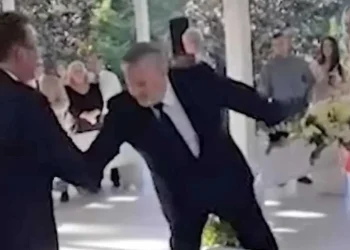 Vader loopt met z’n dochter het gangpad af en stopt naast haar stiefvader. Wat hij dan doet, breekt je hart!