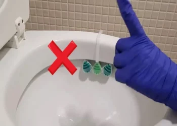 Blijkbaar hang je je toiletblok al je hele leven verkeerd op. Wist jij dit?