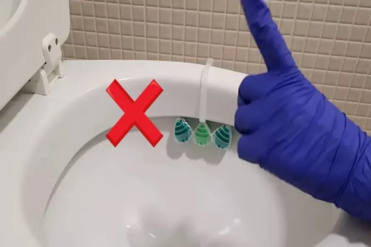 Blijkbaar hang je je toiletblok al je hele leven verkeerd op. Wist jij dit?