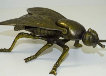 Weet jij nog waar deze metalen vlieg vroeger voor werd gebruikt? Weinig mensen weten dit!