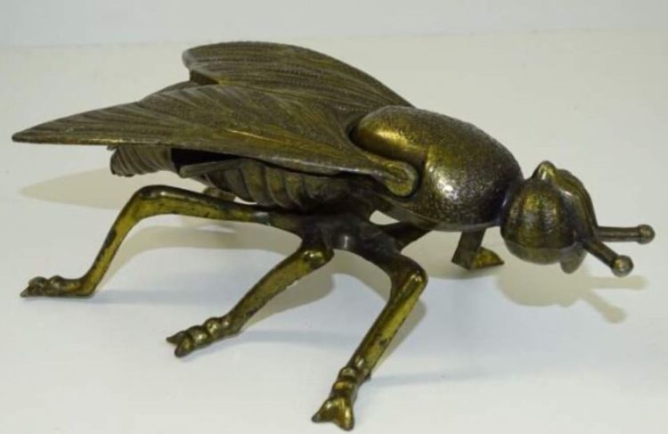 Weet jij nog waar deze metalen vlieg vroeger voor werd gebruikt? Weinig mensen weten dit!