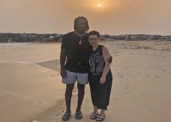 Mona (51) is stapelgek op haar Nigeriaans internetliefje (25): “Ik ben de ware voor hem!”