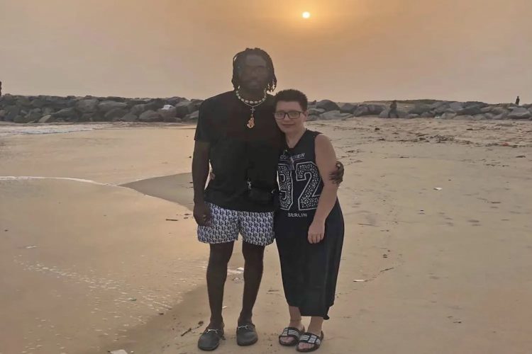 Mona (51) is stapelgek op haar Nigeriaans internetliefje (25): “Ik ben de ware voor hem!”