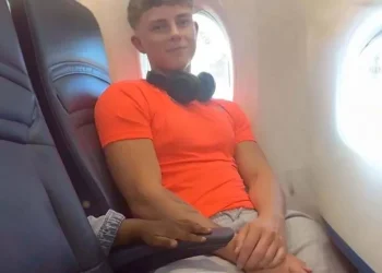 Video: Achterbuurvrouw ontketent ruzie over armsteun in vliegtuig: “Ze blijft volhouden”