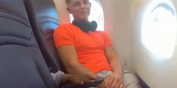 Video: Achterbuurvrouw ontketent ruzie over armsteun in vliegtuig: “Ze blijft volhouden”