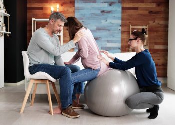 Kiezen voor een doula of verloskundige: Wat is het verschil?