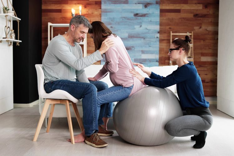 Kiezen voor een doula of verloskundige: Wat is het verschil?