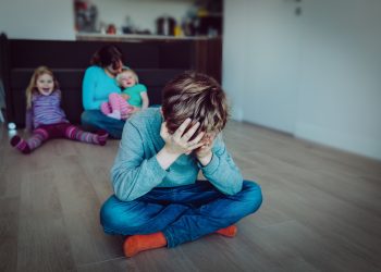 Jaloezie onder broers en zussen: Zo ga je ermee om