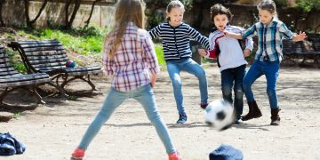 De voordelen van buitenspelen voor kinderen: waarom het zo belangrijk is