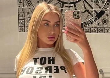 Emily is te knap om de huur te betalen: “Als je zo mooi bent als ik, is het niet nodig”