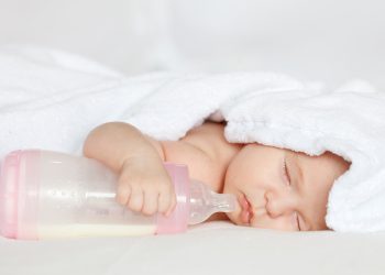 Borstvoeding versus flesvoeding: wat zijn de voor- en nadelen?