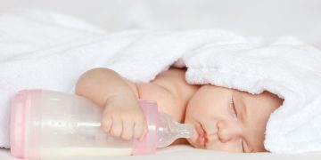 Borstvoeding versus flesvoeding: wat zijn de voor- en nadelen?