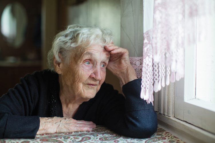 Hilda (82): “Mijn kleinkinderen willen niet op bezoek, ik ruik naar oude mensen”