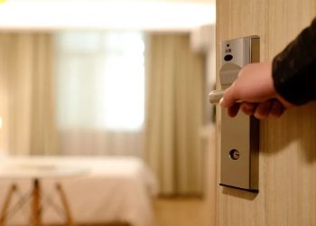 Vrouw belt om opmerkelijke reden 112 vanuit hotelkamer