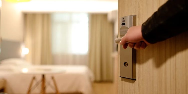 Vrouw belt om opmerkelijke reden 112 vanuit hotelkamer