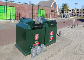 Dit is de reden waarom je oude kleding niet in de textielbak moet gooien